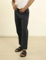 Pantalón de lino y algodón color azul marino, de corte relajado (relaxed fit) con cintura elástica ajustable mediante cordón. Presenta bolsillos frontales y bolsillos traseros.