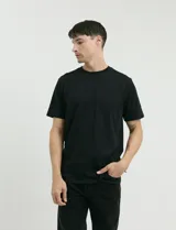 Remera de cuello redondo y manga corta, con corte clásico y ajuste cómodo.