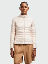 Chaqueta corta acolchada de Moncler, color rosa pálido, con cuello alto, cierre frontal con cremallera y diseño de líneas horizontales.