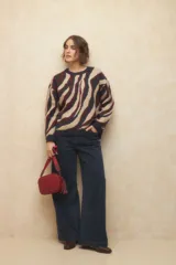 Sweater de punto con diseño de rayas tipo cebra en color azul, beige y bordó.