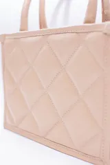 Cartera pequeña color beige, con diseño acolchado en forma de rombos. Tiene doble asa corta y correa larga desmontable y regulable.