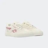 Championes Reebok modelo Court Advance Vulc, color blanco con detalles en rosado, diseño clásico de lona con suela vulcanizada.