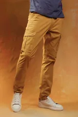 Pantalón cargo color verde militar, de corte recto y ajuste slim, con bolsillos laterales con solapa y cierre frontal.