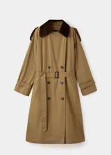 Trench coat de algodón en color verde oliva, con diseño largo y oversize. Presenta cuello camisero de pana, cierre de doble botonadura, cinturón con hebilla, trabillas en hombros y puños ajustables.
