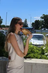 Musculosa sin mangas color beige claro, con escote cuadrado y diseño ajustado con costuras visibles en el frente.