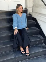 Sandalias negras de cuero con plataforma y pulsera al tobillo.