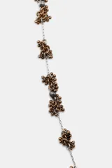 Collar plateado con cadena de eslabones y dije colgante en forma de bote.