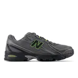 Championes New Balance modelo 740, de estilo running inspirado en los años 2000. Presenta una base de malla gris con superposiciones sintéticas, logo N lateral en color negro con borde verde neón y entresuela con tecnología ABZORB para mayor amortiguación.
