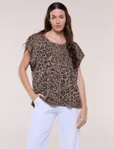 Blusa de punto fino de acrílico con hilos de lúrex metalizado, diseño estampado de leopardo y silueta amplia de manga corta.