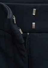 Pantalón de vestir de corte recto y diseño crop, color negro. Presenta cierre de gancho y cremallera, trabillas para cinturón, dos bolsillos laterales y dos bolsillos de ribete en la parte posterior.