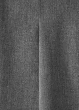 Pantalón de vestir gris de tiro medio, con diseño recto y largo, detalle de pinzas frontales y dos bolsillos laterales. Cuenta con cierre oculto de botón, gancho y cremallera.