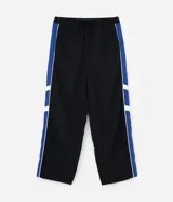 Pantalón deportivo de corte recto confeccionado en microfibra de poliamida, color negro con paneles laterales en color violeta y detalles en blanco. Cuenta con cintura elástica con cordón ajustable.