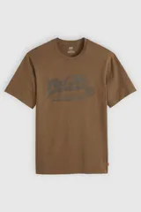 Remera Levi's de manga corta en color verde militar, con cuello redondo y diseño holgado. Presenta un estampado gráfico frontal con la inscripción 'Red Tab' y detalles de texto en tono oscuro.