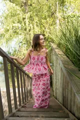 Falda larga de lino con estampado ikat en tonos fucsia, blanco y azul. Presenta un corte irregular y cierre invisible lateral.