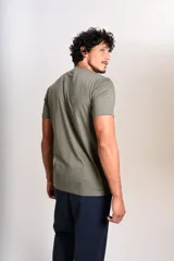 Remera de manga corta con cuello redondo, confeccionada en tejido de punto liso color verde militar. Presenta el logo de la marca Original Penguin bordado en pequeño en el pecho.