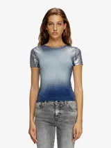 Top de manga corta con degradado de celeste a azul y destellos metálicos. Corte entallado y ligeramente corto.