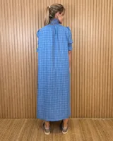 Vestido midi marrón con textura sutil, cuello alto fruncido, cierre frontal con botones y mangas cortas abullonadas con elástico.