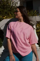 Remera de algodón interlock color rosa, de corte relajado, con mangas cortas y detalle de bordado tono sobre tono en el pecho.