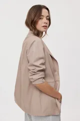 Blazer sastrero negro de calce relajado, con solapa clásica, cierre de un botón frontal y bolsillos con tapa en los laterales.