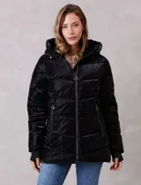 Campera puffer de acabado satinado en color negro, con diseño capitoneado horizontal. Cuenta con cierre frontal metálico, capucha fija con interior de piel sintética y bolsillos laterales con cierre. Incluye puños internos de tejido elastizado con abertura para el pulgar y logo metálico en la manga.