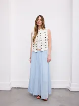 Falda larga mostaza, plisada, de corte amplio y fluido con pretina elástica y cordón ajustable en la cintura.