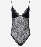 Body de encaje negro con transparencias, escote en V profundo y breteles finos ajustables. Cuenta con copas integradas y cierre inferior.