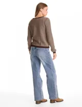 Cardigan de punto con textura tipo tweed, color marrón con detalles en tono oscuro. Presenta cuello redondo, cierre frontal con botones metálicos y dos bolsillos decorativos en la parte inferior.