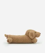 Pantufla cerrada de diseño divertido con forma de perro, confeccionada en tejido de poliéster tipo peluche color tostado, con detalles bordados de huellas en las patas.