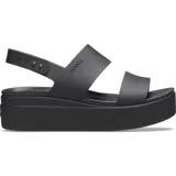 Sandalias tipo plataforma Crocs modelo Brooklyn Low Wedge, color marrón, con diseño de dos tiras anchas y tira trasera ajustable con broches metálicos.