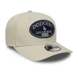 Gorra New Era 9SEVENTY color beige con parche frontal bordado con el logo de Los Angeles Dodgers.