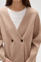 Saco negro de viscosa, de corte entallado, con cuello en V profundo y cierre frontal cruzado con dos botones.