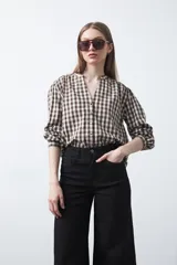 Pantalón wide leg negro de algodón con elastano, de tiro alto y caída recta. Presenta pespuntes a contratono.