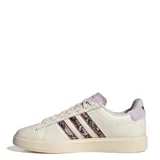 Championes urbanos Adidas modelo Grand Court 2.0, color blanco con detalles en lila y estampado floral en las tres tiras laterales. Presentan un diseño clásico con suela de goma y cierre de cordones.