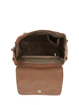 Mochila de cuero sintético color caramelo con solapa frontal, cierre principal y dos bolsillos verticales con cierre en el frente. Incluye manija superior y logo de la marca grabado en la parte inferior.