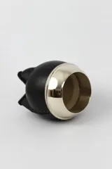 Mate tradicional uruguayo forrado en cuero negro con detalles de guarda pampa en plata. Incluye bombilla de alpaca.