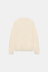 Jersey de punto color marrón, de cuello redondo y manga larga, con cierre frontal parcial de botones.