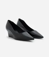 Zapatos de tacón anabela Satinato, de color negro, confeccionados en PU con diseño minimalista, punta fina y tacón medio.