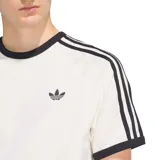 Remera Adidas de manga corta en color blanco, con cuello redondo y ribetes negros. Cuenta con las clásicas tres tiras negras en los hombros y mangas, y el logo del trifolio bordado en el pecho.
