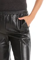 Pantalón de eco cuero negro con pretina elastizada, bolsillos laterales y pierna recta con costura frontal decorativa.