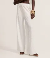 Pantalón wide leg de lentejuelas color blanco, de tiro alto y cintura elástica, con forro interior.