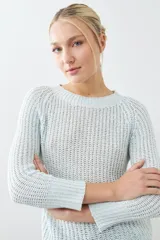 Sweater tejido de punto color rojo con cuello redondo y ruedo curvo.