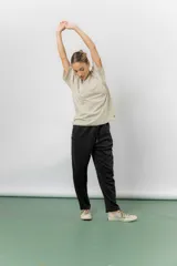 Pantalón jogger de calce relajado en tono bordó intenso, con cintura elastizada y lazo regulable. Cuenta con bolsillos laterales y detalle de cierre invisible. Su silueta es recta y levemente afinada.