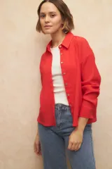 Camisa roja de manga larga con tela texturizada y botones de nácar.
