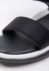 Sandalia de plataforma color beige con tira sobre el empeine y agarre en el tobillo.