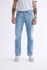 Pantalón de jean celeste de corte recto.