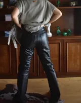 Pantalón de cuero ovino genuino color negro, de corte recto y tiro medio/alto.