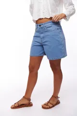 Bermuda de jean celeste con cintura alta y corte recto.