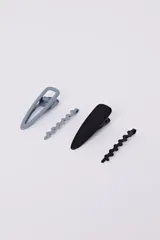 Set de cuatro hebillas para el pelo en tonos gris y negro, que incluye dos clips de presión y dos horquillas onduladas.