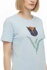 Remera de manga corta color azul marino con cuello redondo y estampado frontal de una flor en tonos celestes y blancos.