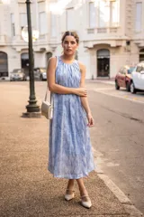 Vestido largo celeste con estampado tie-dye, de corte amplio y cuello redondo.